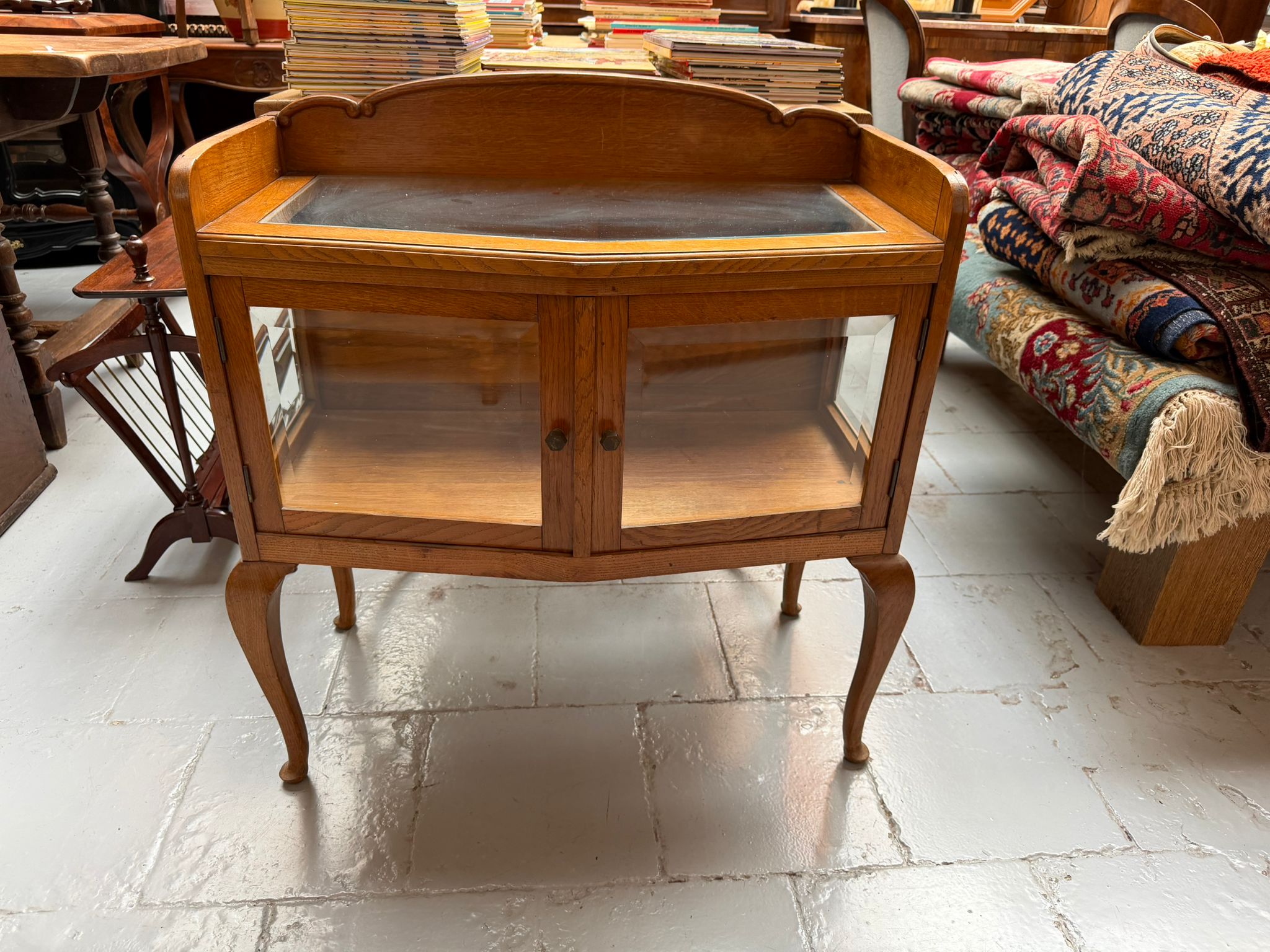Vitrine basse galbée – style Louis XV