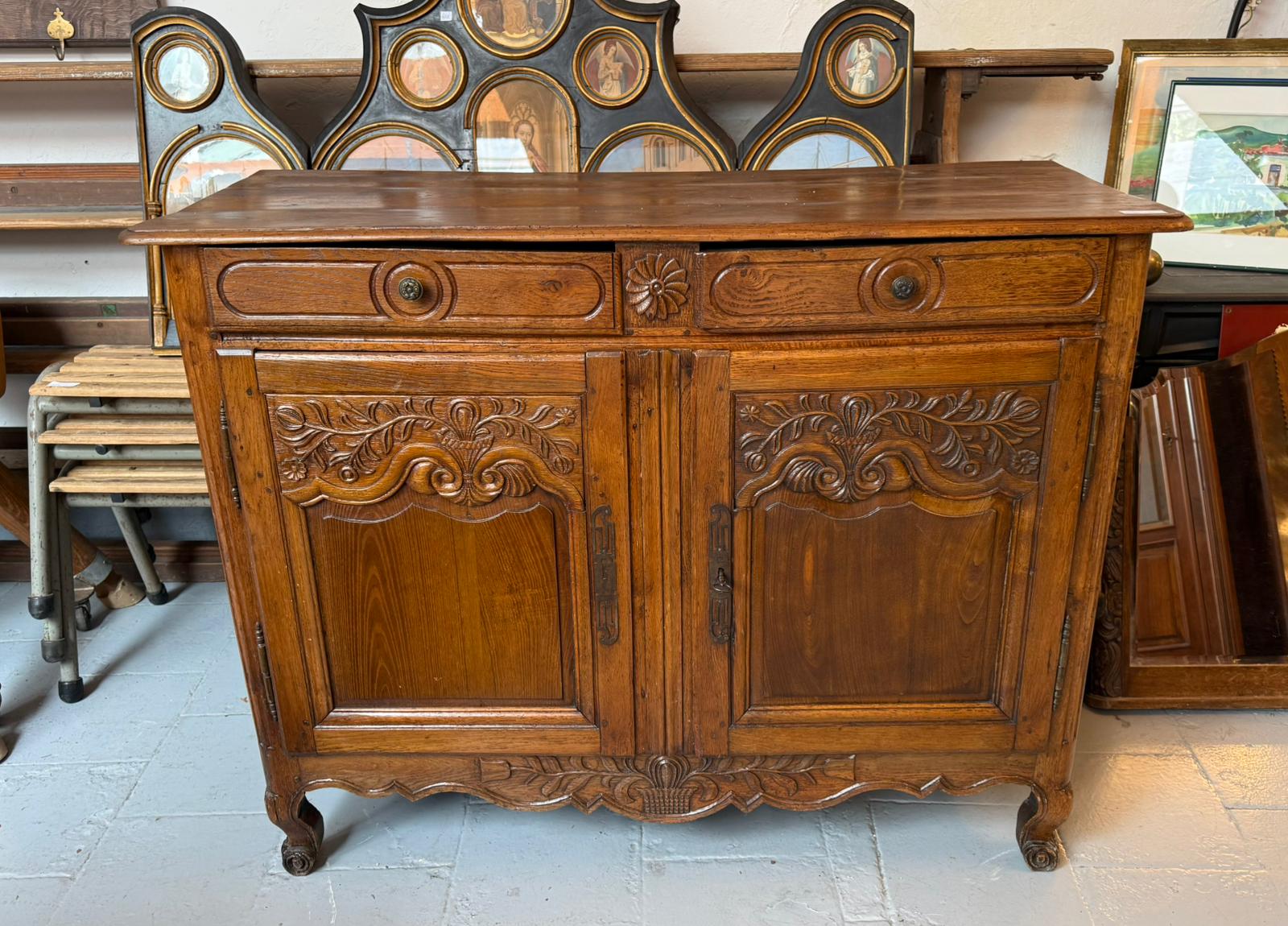 Buffet ancien en bois massif