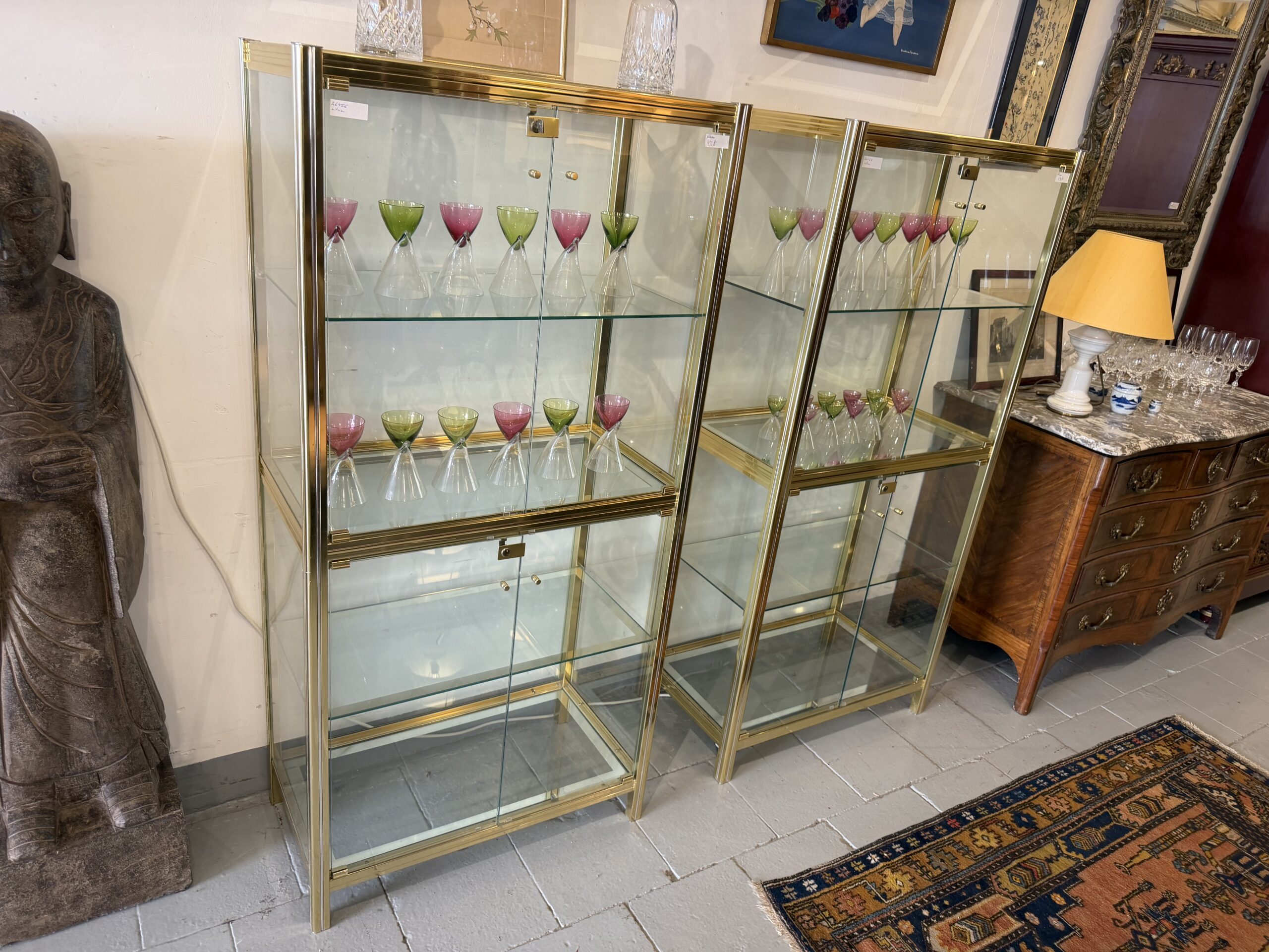 Paire de vitrines d’exposition en verre et laiton