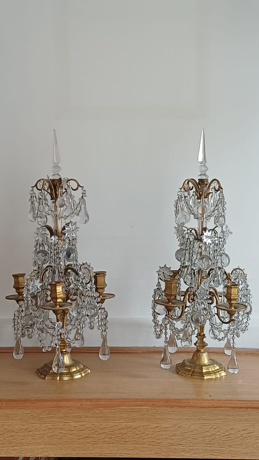Paire de girandoles en bronze doré et cristal