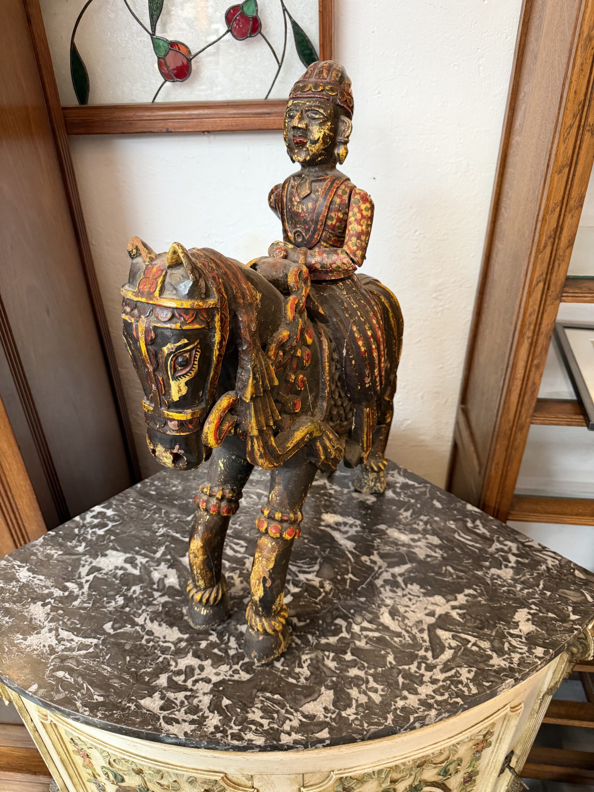 Cavalier birman en bois sculpté et polychromé