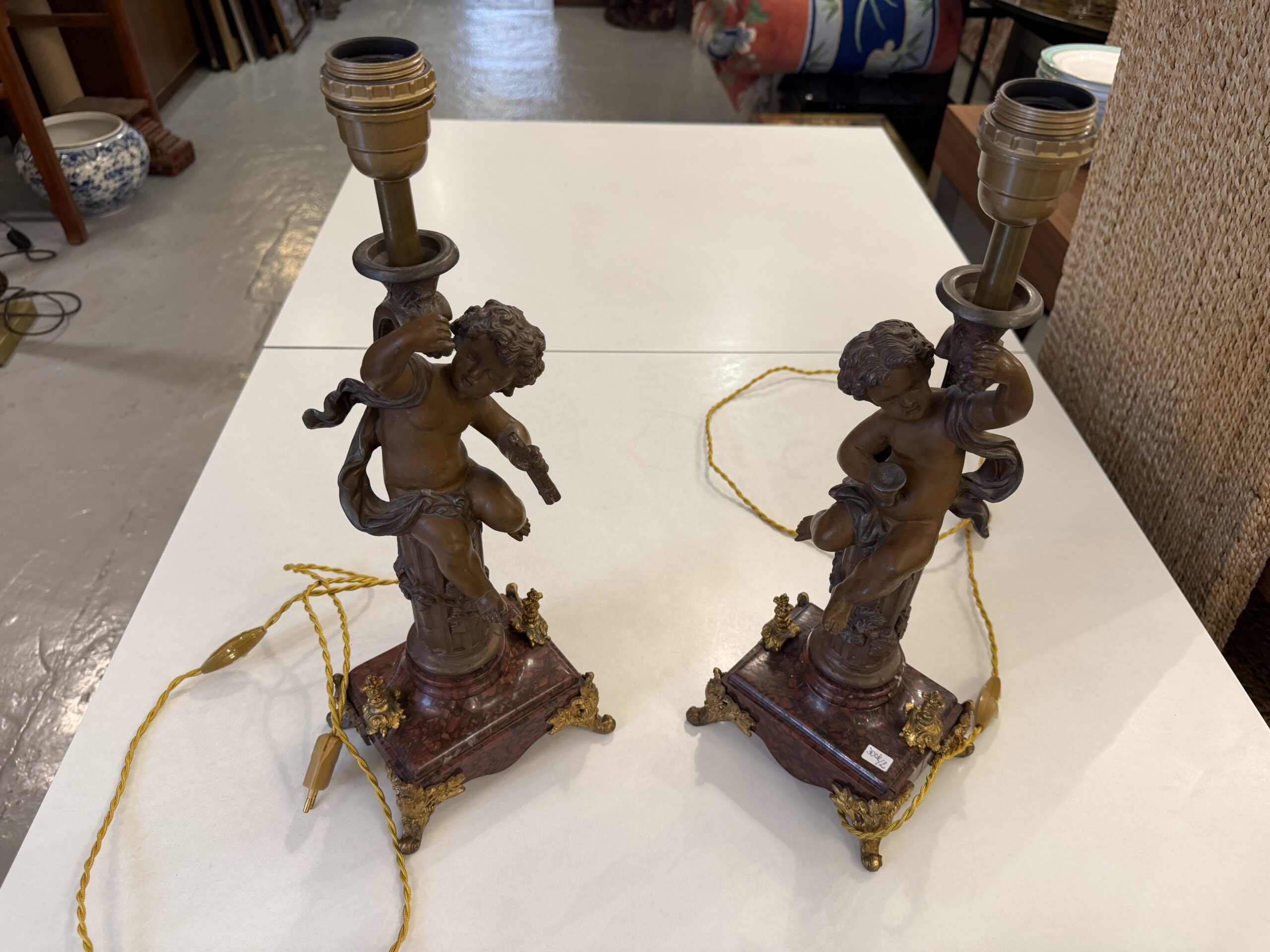 Paire de lampes de style Louis XVI aux putti