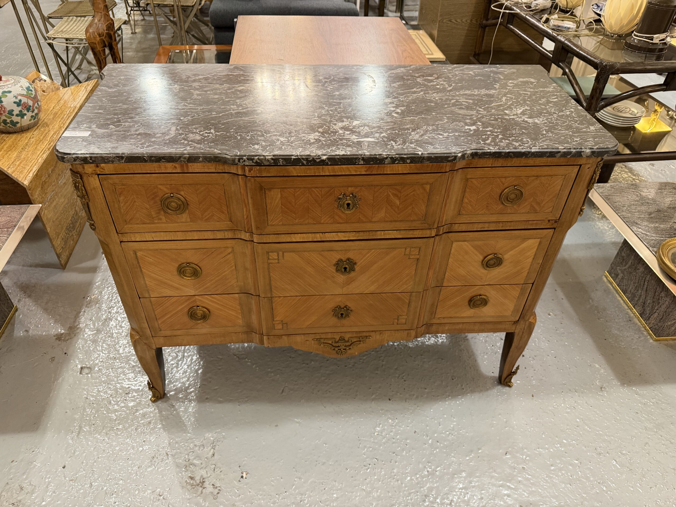 Commode galbée en marqueterie