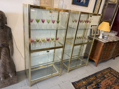 Paire de vitrines d’exposition en verre et laiton
