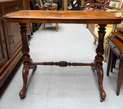 Table d’époque victorienne en noyer
