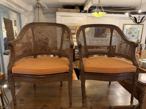 Paire de fauteuils cannés de style Louis XVI
